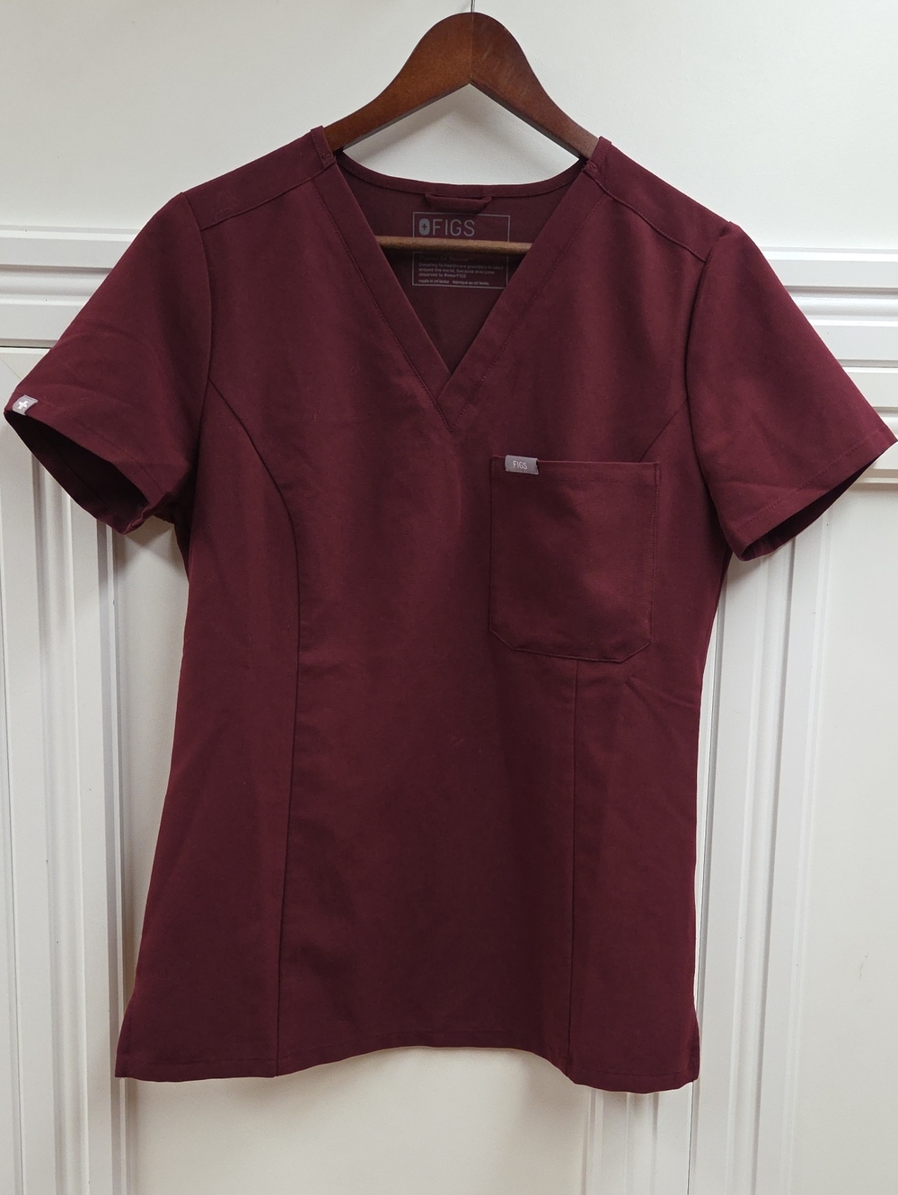 FIGS V-neck Scrub Top in Burgundy XS